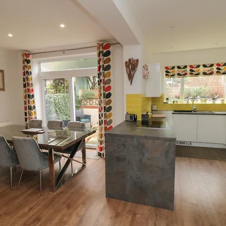 16 Devonshire Drive Hotell 4*